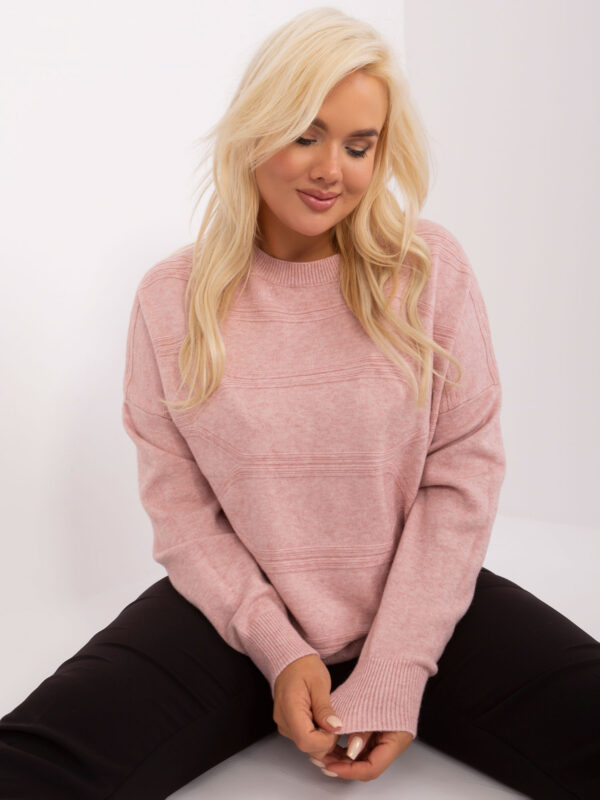 Jasnoróżowy sweter plus size z okrągłym dekoltem